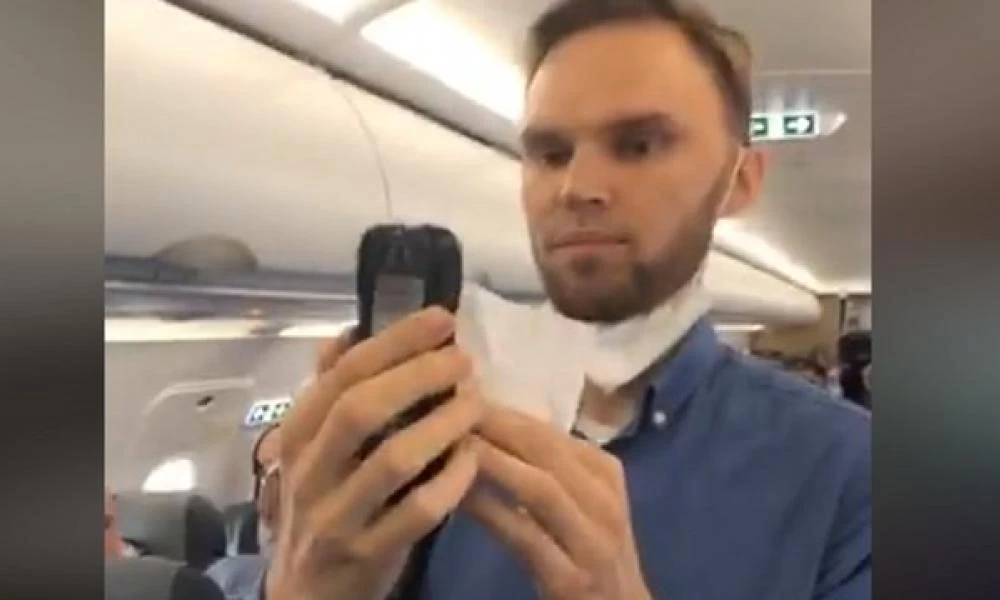 Αριστερό...παρεάκι της Γκρέτα έκανε φασαρία σε αεροπλάνο (ΒΙΝΤΕΟ)